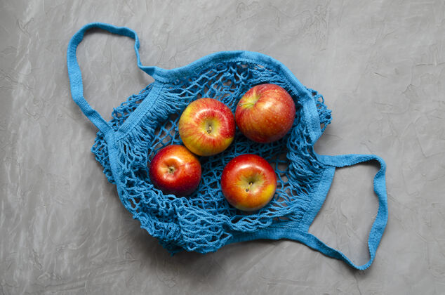 市场蓝色网状环保零废物购物袋与水果红苹果购物素食主义者针织