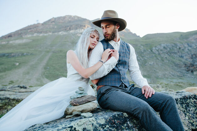 旅行新婚夫妇在瑞士山区结婚风景女性美丽