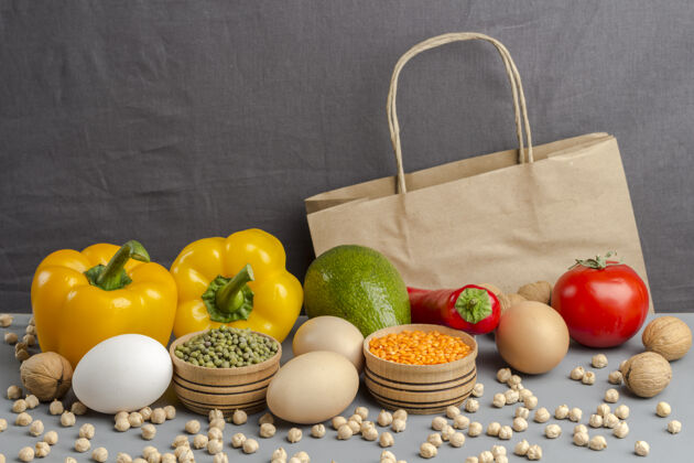 新鲜健康饮食的纸袋和成套产品平衡食品健身素食主义者