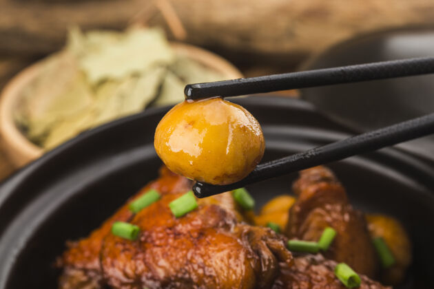 烧烤板栗焖鸡翅晚餐辛辣的亚洲的