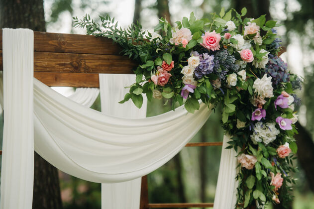 装饰绿色街道上的婚礼草坪装饰用鲜花装饰拱门以庆祝仪式浪漫婚礼草