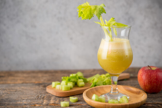 非酒精新鲜果汁苹果和芹菜在一个透明的玻璃 素食 清洁食品的概念营养有机冰沙