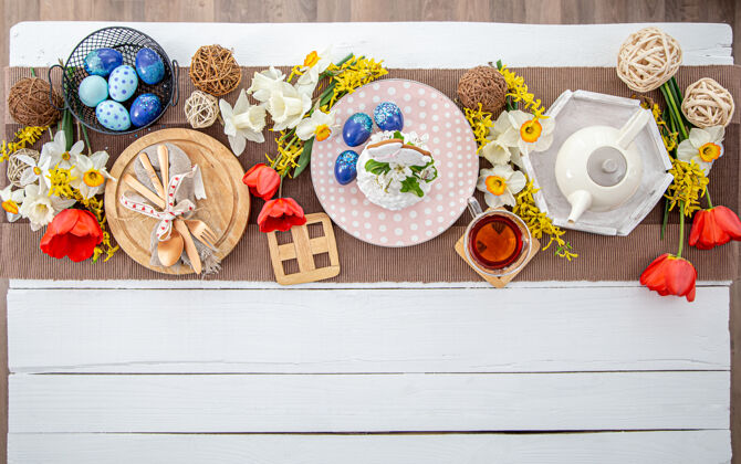 茶带自制复活节蛋糕 茶 鲜花和装饰细节的节日复活节餐桌space.family系列庆祝概念复制空间组成设置