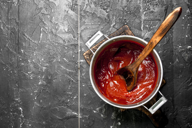 健康用木勺把番茄酱放在锅里番茄酱大蒜素食