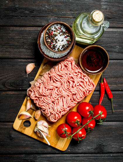 脂肪生碎牛肉配番茄和香料屠宰食品健康