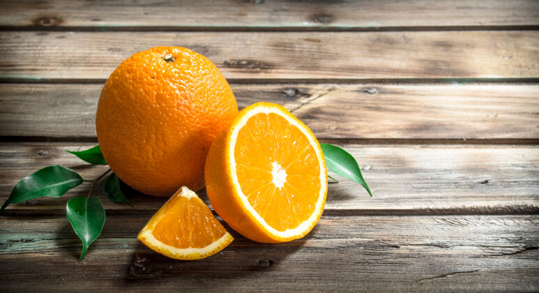 新鲜带叶子的新鲜橙子果汁维生素天然
