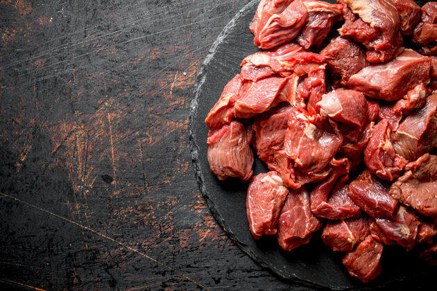 牛腰肉把生牛肉片放在黑石板上块营养烹饪