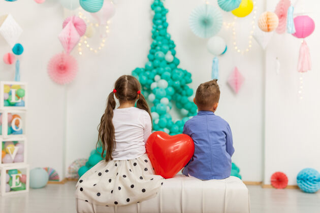 女孩一对红心可爱的孩子气球情人节 sdayandloveconcept 摄影棚拍摄气球礼物哥哥