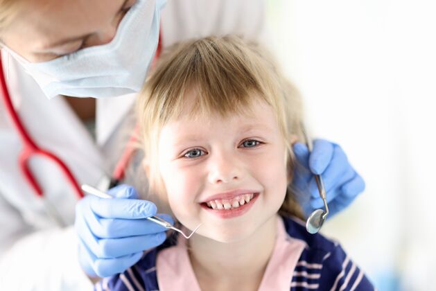 肖像牙医预约时微笑女孩的画像白种人臼齿口腔