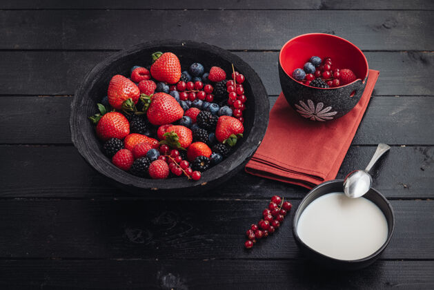 排毒健康的早餐吃新鲜的生浆果和水果草莓覆盆子美味