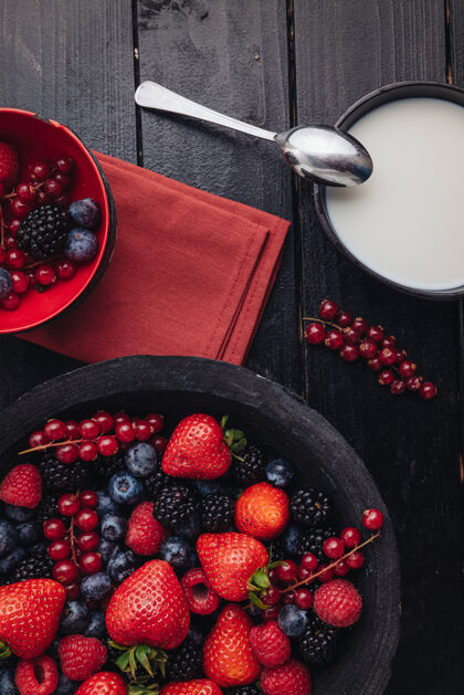 健康健康的早餐吃新鲜的生浆果和水果排毒蓝莓黑莓