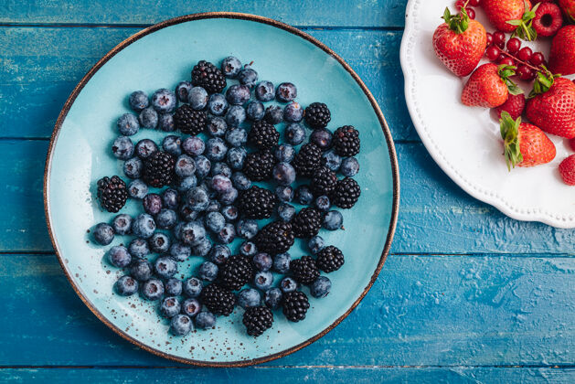 饮食健康的早餐吃新鲜的生浆果和水果分类混合新鲜
