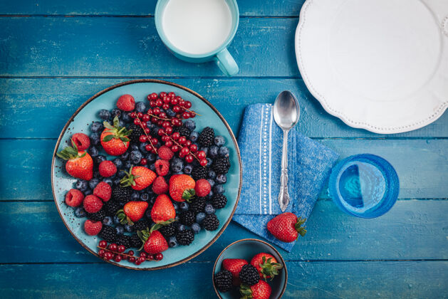 红色健康的早餐吃新鲜的浆果和水果食物蓝莓营养