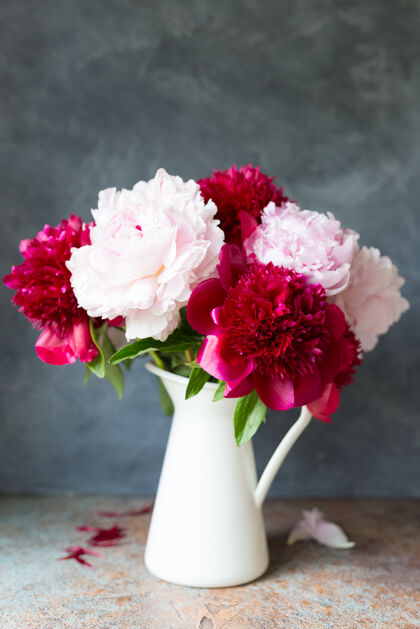 香气房间的桌子上摆着一个花瓶 上面有一束美丽的牡丹花束美丽花瓣