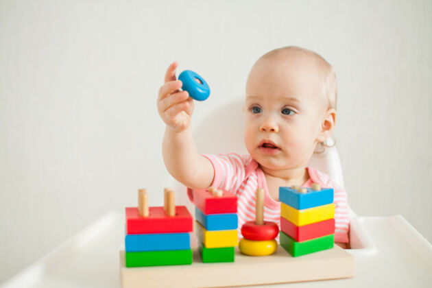 建设小女孩玩教育玩具童年可爱游戏