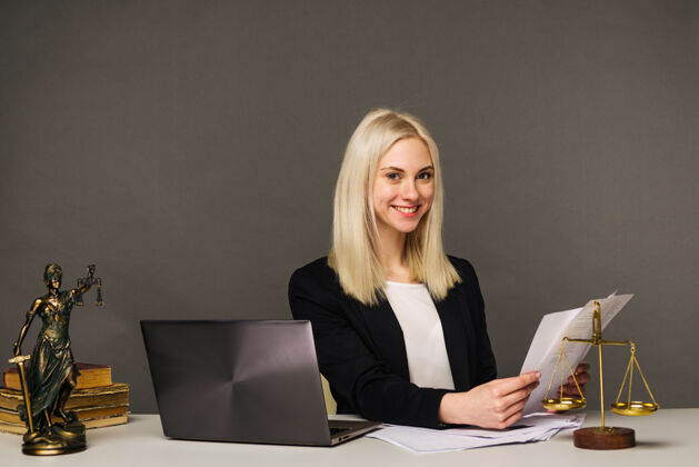 女性微笑的女商人看着相机 微笑着在办公室工作的肖像办公室办公桌自信