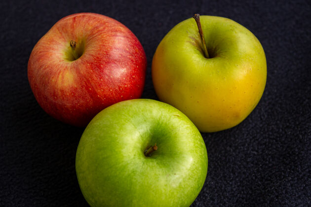 工艺三个苹果 一个是绿色的 两个是红色和黄色的自然皱纹成熟