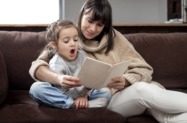 美好时光妈妈和女儿花时间一起读一本书那本书儿童发展观与优质时间家庭妈妈发展