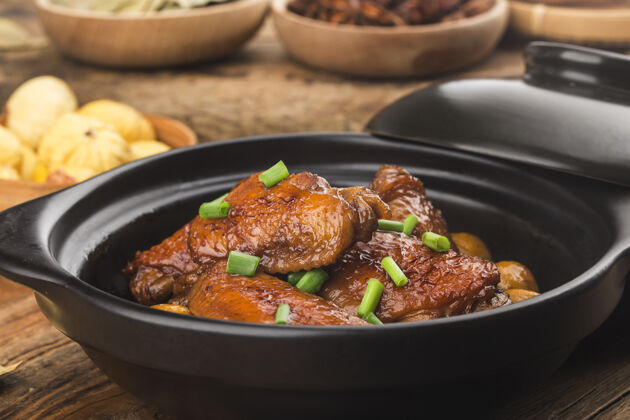 肉板栗焖鸡翅鸡肉美味的栗子