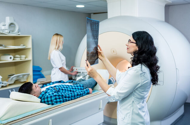 检查放射科医生和一个男性病人一起检查核磁共振扫描癌症放射患者