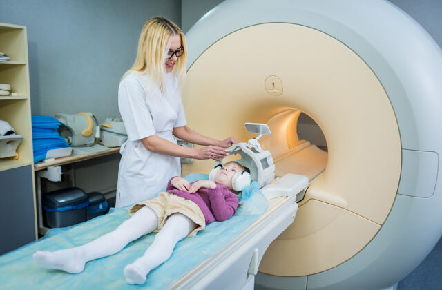 诊断放射科医生准备给小女孩做核磁共振脑部检查癌症医学医疗保健