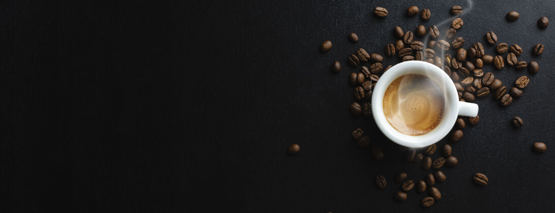 单品美味的咖啡杯蒸意式浓缩咖啡bean.view从上面黑暗背景咖啡豆浓缩咖啡棕色