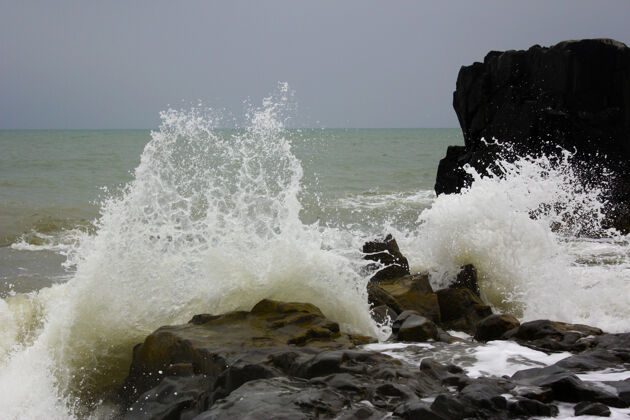 电力暴风雨的海景 黑海的海浪和风乔治亚州.drops喷溅浪液体平静