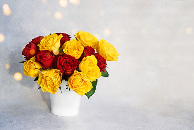 花瓶一束红黄玫瑰插在白色花瓶里花盆花花束