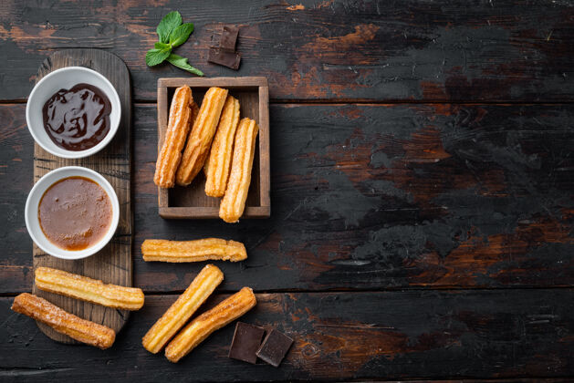 黑木材传统的西班牙甜点加糖和巧克力木桌糖食物