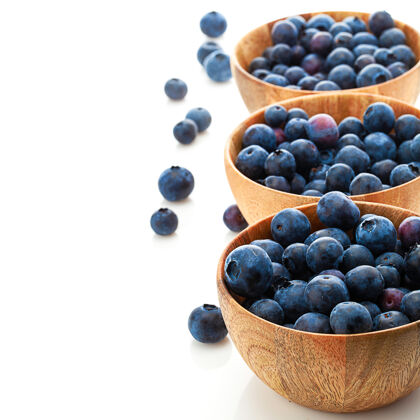 团体三个木碗 蓝莓色 白色背景堆甜点木头