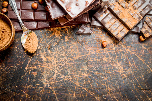 健康可可粉巧克力.on木制背景糖果粉碎堆