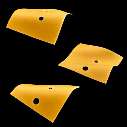乳制品黄色的奶酪在黑色的飞机上飞舞切块奶酪