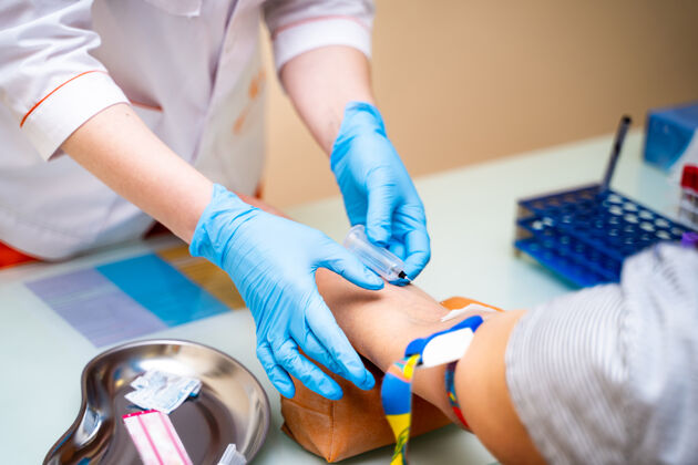 捐赠护士在给病人采血注射健康针头