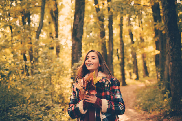 时间在美丽的秋天 穿着红毛衣的快乐美丽的女孩在户外秋日心情女性微笑年轻