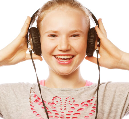 欢呼戴着耳机的美丽快乐的小女孩可爱快乐音乐