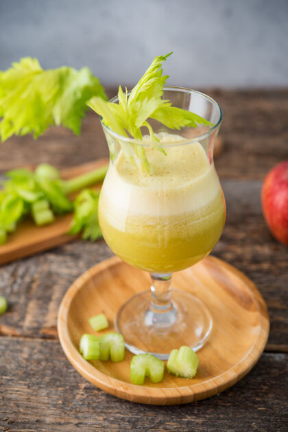有机新鲜果汁苹果和芹菜在一个透明的玻璃 素食 清洁食品的概念欧芹混合奶昔