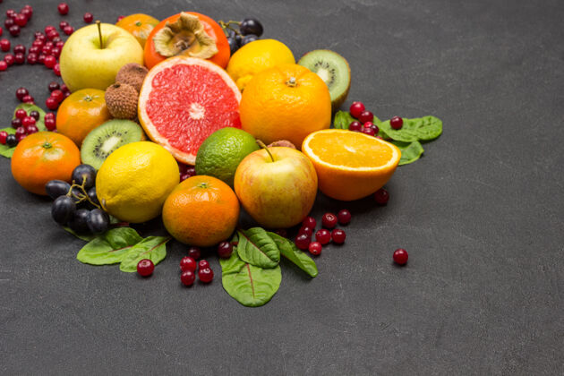 多汁一套五颜六色的异国水果 配上焦糖叶营养免疫力混合