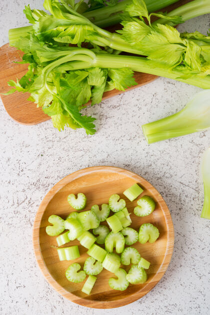 沙拉新鲜的芹菜茎切块烹调芹菜健康食品