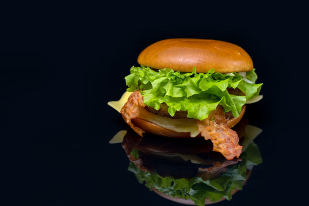 生菜美味的新鲜培根芝士汉堡在反射黑色表面与复制空间适合菜单广告外卖蔬菜芝士汉堡