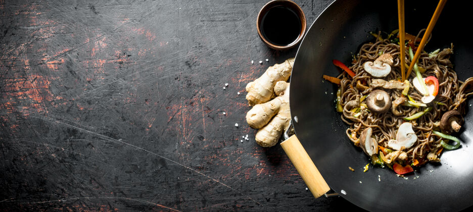 亚洲菜香菇鲜炒面蔬菜.on黑暗的乡村背景传统的搅拌炒锅