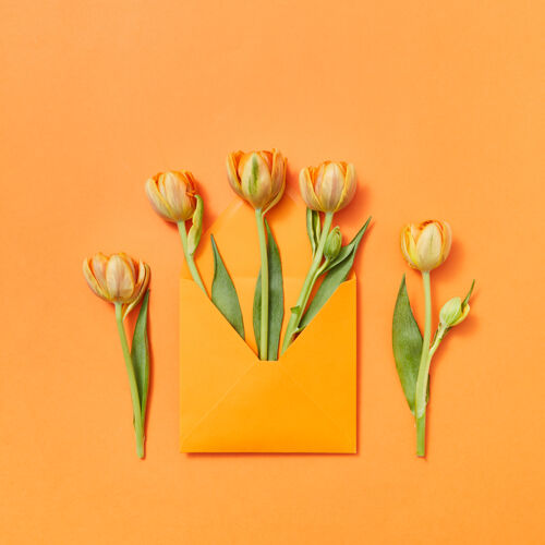 空白带有黄色郁金香橙色工艺信封的贺卡背景爱情字母作为礼品.上衣查看信花花束