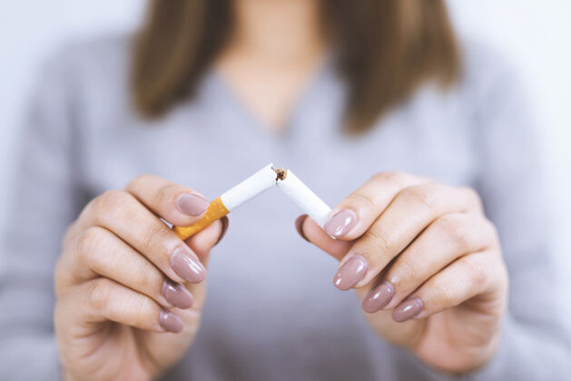 护理女性拒绝吸烟的概念为戒烟和健康的生活方式或无烟运动的概念尼古丁吸烟者南瓜