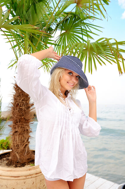自然海滩上戴帽子的女人微笑太阳帽子