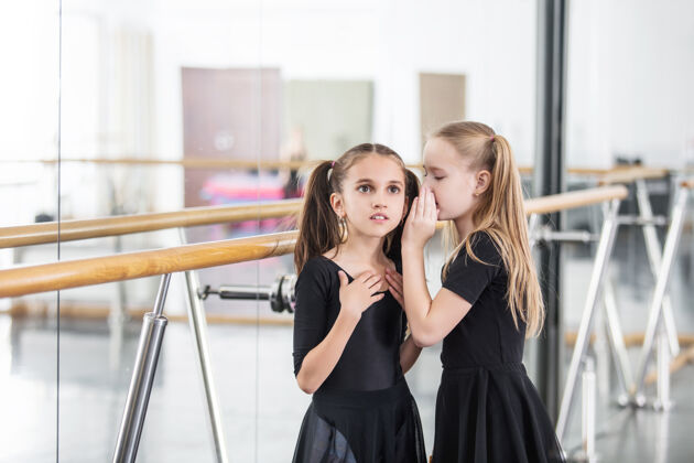 活跃小可爱漂亮的女孩在工作室里训练孩子们上舞蹈课姿势舞蹈排练