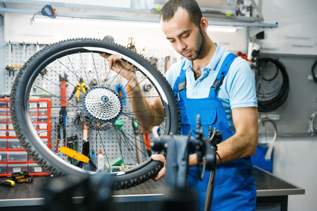 扳手自行车车间组装 车轮安装技师修理自行车