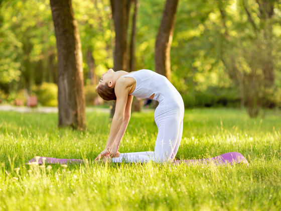 专注女性瑜伽垫锻炼瑜伽健身冥想