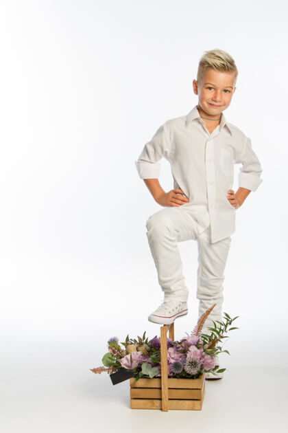 小时尚金发白人男孩的工作室肖像 木花篮 白色背景 复制空间男孩花束年轻