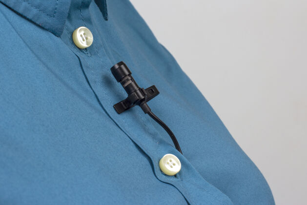 收音机领夹式话筒采用夹在女式衬衫特写镜头上的夹子固定观众按钮表演