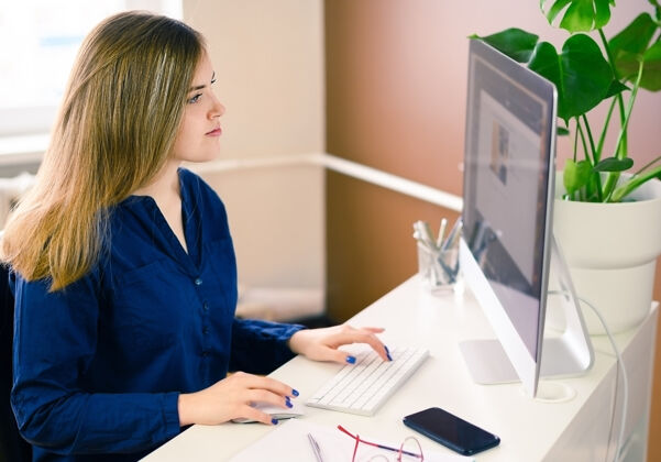 忙碌漂亮的年轻女商人在家里 办公室里使用电脑商务女士商务室内