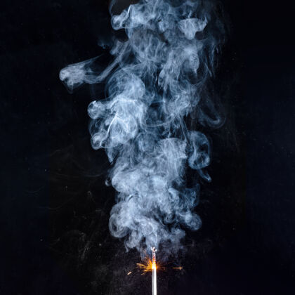 黑一根点燃的火柴冒出的蓝色卷曲的烟 背景是黑色的速度平滑火